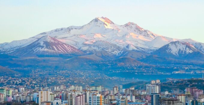Erciyes Dağı Gündemde: Volkanik Hareketlilik Var Mı, Bilim İnsanları Ne Diyor?