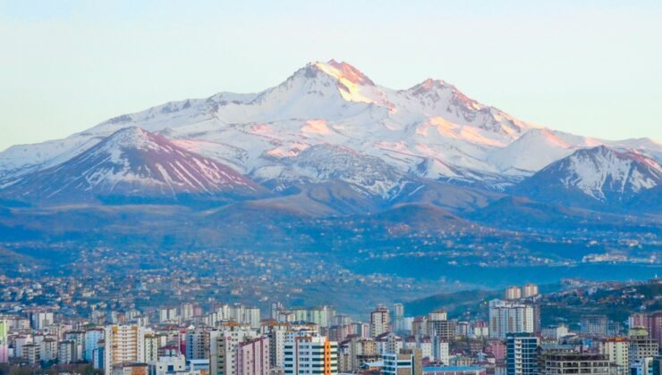 Erciyes Dağı Gündemde: Volkanik Hareketlilik Var Mı, Bilim İnsanları Ne Diyor?