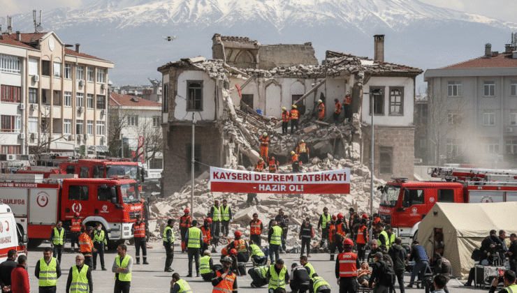 Kayseri’de Nefes Kesen Deprem Tatbikatı: Siren Sesleri ve Kurtarma Operasyonları Gerçeği Aratmadı