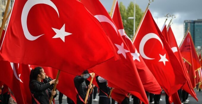 Kayseri’de Cumhuriyet Coşkusu Zirveye Çıktı: Tarihi Gün Görkemli Törenlerle Kutlandı!