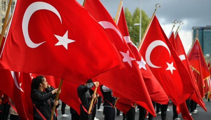 Kayseri’de Cumhuriyet Coşkusu Zirveye Çıktı: Tarihi Gün Görkemli Törenlerle Kutlandı!