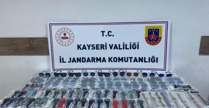 Kayseri’de Kaçakçılığa Büyük Darbe Evinde Düzinelerce Kaçak Saat ve Gözlük Yakalandı!