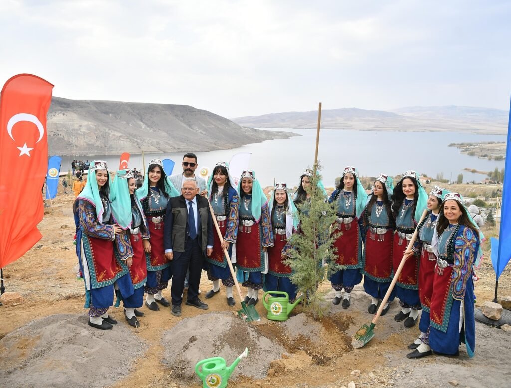 Başkan Büyükkılıç'tan “Yeşil Vatan” Mirası Kayseri’de 35 Bin Fidan Toprakla Buluştu