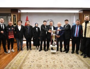 Kayseri’ye Şampiyonluk Gururu “Sesi Görenler” Kupayı Başkan Büyükkılıç’a Götürdü