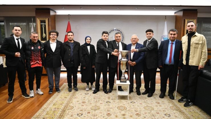 Kayseri’ye Şampiyonluk Gururu “Sesi Görenler” Kupayı Başkan Büyükkılıç’a Götürdü