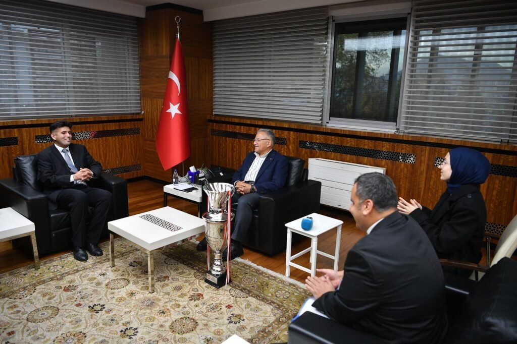 Kayseri’ye Şampiyonluk Gururu "Sesi Görenler" Kupayı Başkan Büyükkılıç’a Götürdü