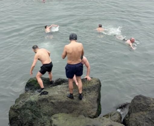 10 derece sıcaklıkta denize girdiler