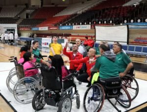 6 Şubat’ta uzuvlarını kaybedenler tenis kortunda