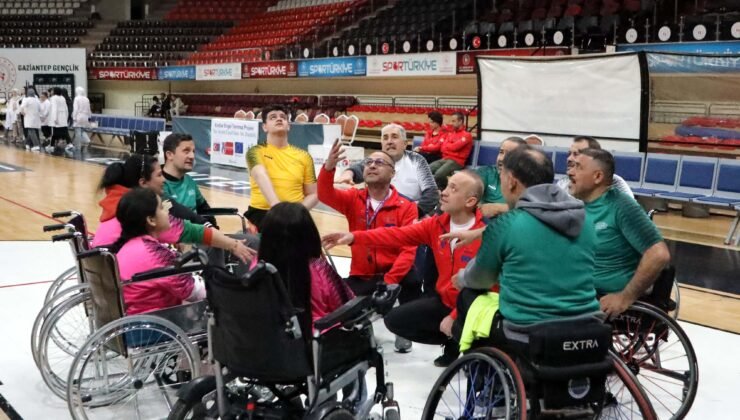 6 Şubat’ta uzuvlarını kaybedenler tenis kortunda