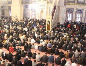 Adana’da Sabancı Merkez Camisi’nde bayram namazı kılındı