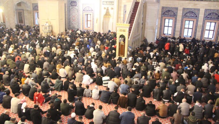 Adana’da Sabancı Merkez Camisi’nde bayram namazı kılındı