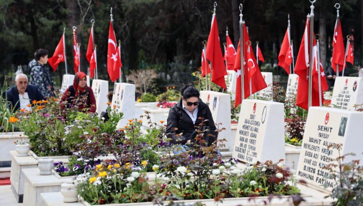 Adana’da şehitlikte 18 Mart anması