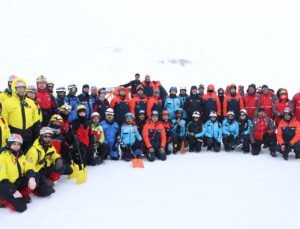 AFAD’dan, 2 bin 200 rakımlı Erciyes’te personele çığ eğitimi