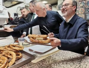 AK Parti’li Kasapoğlu, İzmir’de vatandaşlarla sahurda bir araya geldi