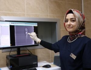 Akvaryumda taş yutan aksolotl balığı ameliyat edildi