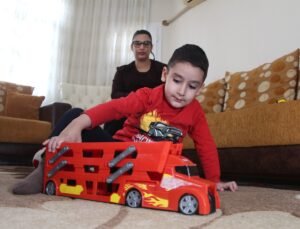 Annesi, DMD ve otizm teşhisi konulan Aren’in doktor olduğunu görmek istiyor