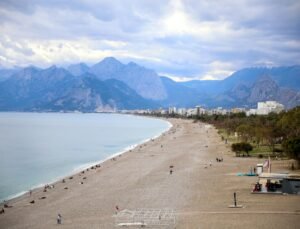Antalya’da bayram öncesi sahil keyfi