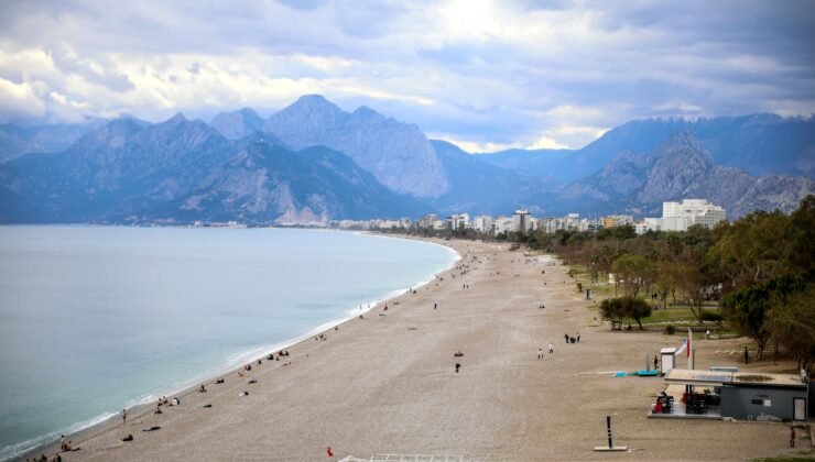 Antalya’da bayram öncesi sahil keyfi