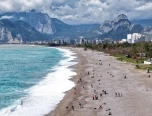 Antalya’da yağış sonrası güneş açtı, sahillerde yoğunluk oluştu