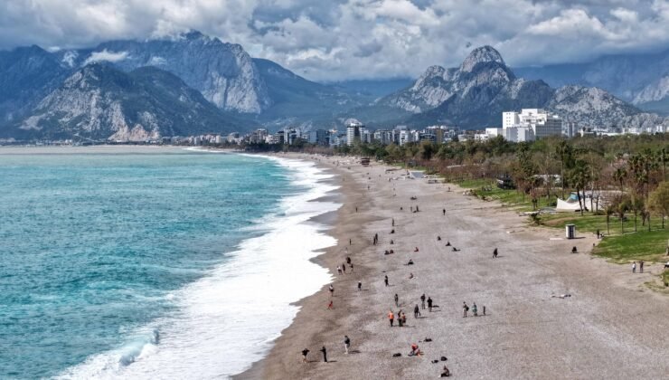 Antalya’da yağış sonrası güneş açtı, sahillerde yoğunluk oluştu