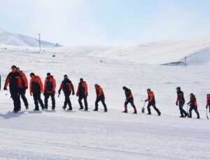 Arama kurtarma teknisyenlerine ‘life beep’ cihazıyla arama-kurtarma eğitimi