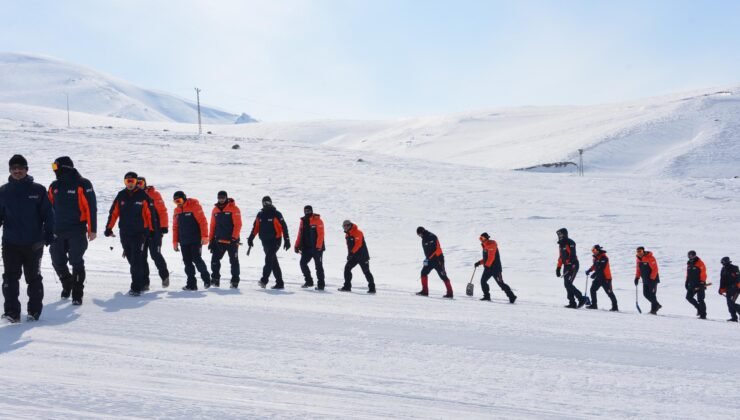 Arama kurtarma teknisyenlerine ‘life beep’ cihazıyla arama-kurtarma eğitimi