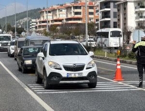 Bayram öncesi Muğla’ya tatilci akını; araç kuyrukları oluştu