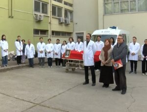 Bedenini tıp fakültesine bağışlayan emekli albayın cenazesi, törenle ailesine teslim edildi