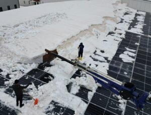 Bitlis’te işletmelerin çatılarında vinçle kar temizliği