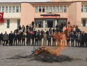 Bitlis’te nevruz programında protokol üyeleri demir dövdü, ateşten atladı