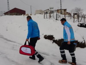 Bitlis’te zorlu kış şartlarında yatalak hastaya evde diş tedavisi