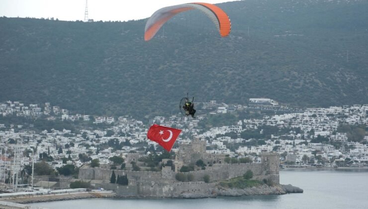Bodrum semalarında ay yıldızlı 18 Mart anması