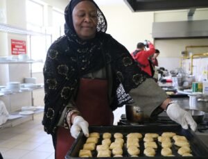 Bolu’da kardeşlik sofrası; 5 ülkenin bayram tatlıları aynı mutfakta