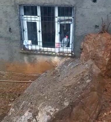 Çığ düşen kara yolunda yolcu otobüsünde mahsur kalanlar kurtarıldı (3)