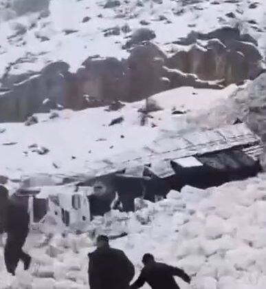 Çığ düşen kara yolunda yolcu otobüsünde mahsur kaldılar (2)