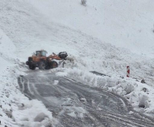 Çığ düşen kara yolunda yolcu otobüsünde mahsur kaldılar