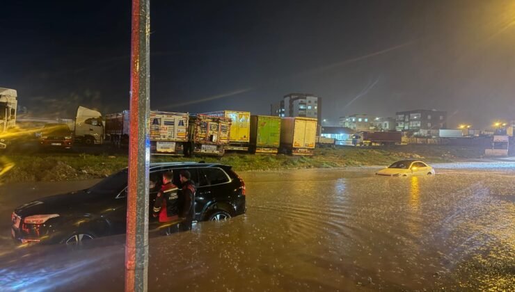 Cizre’de sağanak; evleri su bastı, mahsur kalanlar kurtarıldı