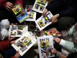 Çocuklara verdiği kitaplarının üzerine şeker ve çikolata yapıştırdı