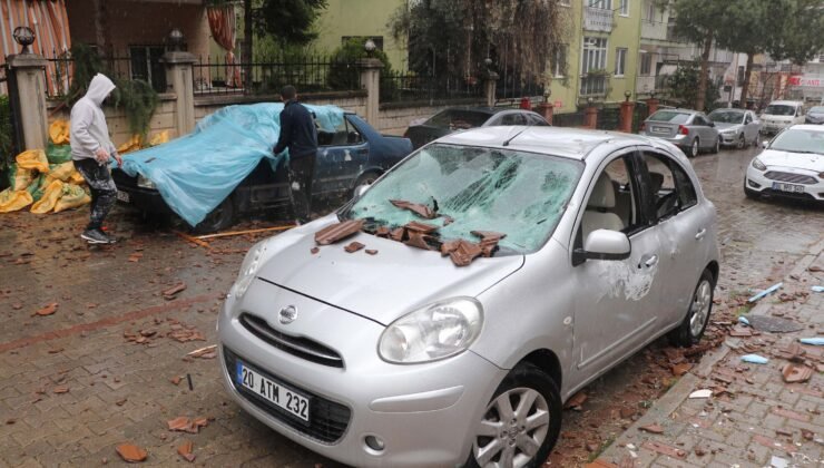 Denizli’de kuvvetli rüzgar; ağaçlar devrildi, çatılar uçtu