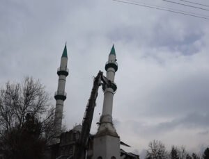 Depremde hasar alan 43 yıllık cami kontrollü şekilde yıkıldı