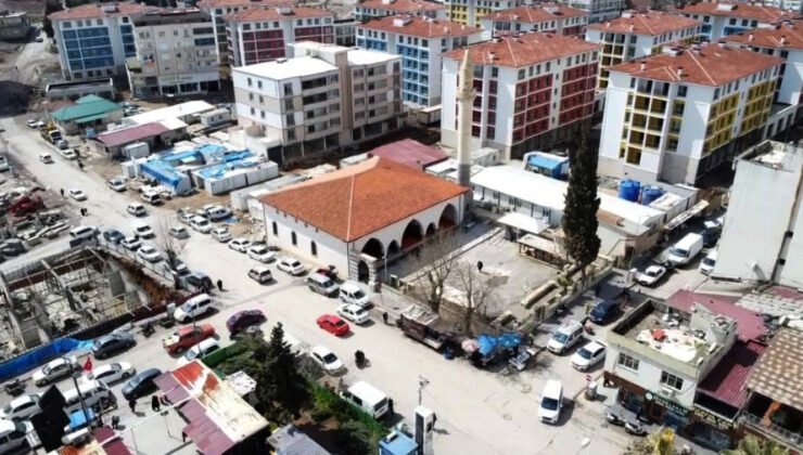 Depremde hasar gören tarihi camide 3 yıl sonra ilk namaz