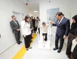 Depremzede Zeynep, özel hazırlanan protez bacakla yeniden yürümeye başladı