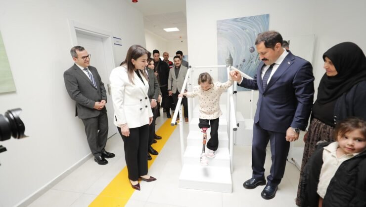 Depremzede Zeynep, özel hazırlanan protez bacakla yeniden yürümeye başladı