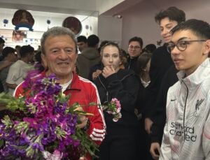 Dünya 2’ncisi beden eğitimi öğretmeni, 40 yıllık mesleğine öğrencilerinin gözyaşlarıyla veda etti