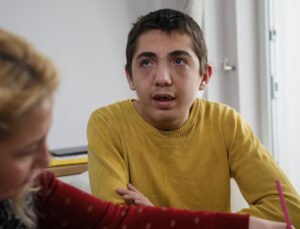 ‘Düşmedi’ denilen otizmli Mehmet’in, merdivenden düştüğü anın görüntüsü ortaya çıktı