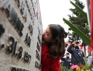 Elif, hiç görmediği şehit dayısının fotoğrafını öpüp, defalarca okşadı