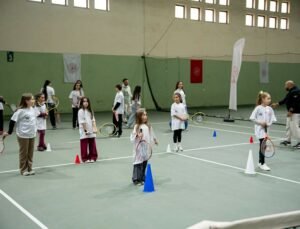 Eski milli sporcu çocukları tenisle buluşturuyor