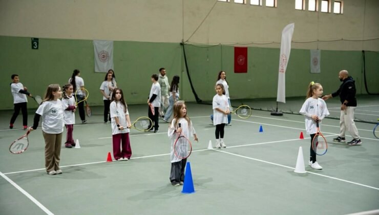 Eski milli sporcu çocukları tenisle buluşturuyor