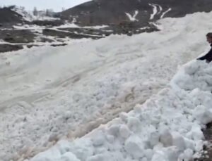 Hakkari’de köy yakınına çığ düşme anı görüntülendi