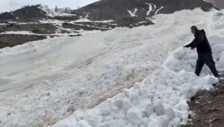 Hakkari’de köy yakınına çığ düşme anı görüntülendi